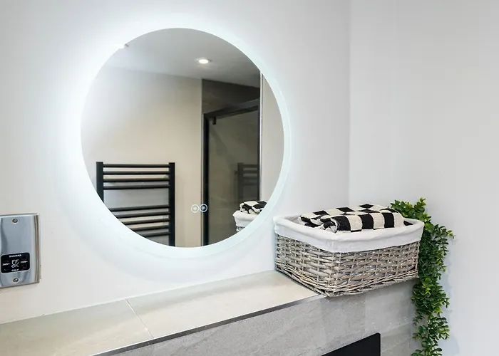 Апартаменти Luxury One Bedroom - Centre - Free Wifi Netflix *